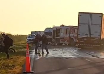 Un camión chocó a un colectivo: tres muertos