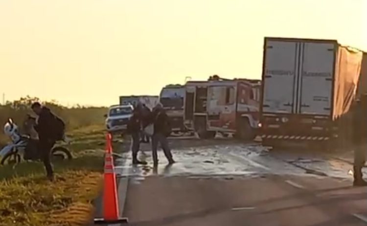 Un camión chocó a un colectivo: tres muertos