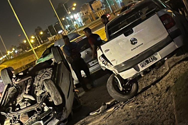 «Venía borracho y chocó a tres autos estacionados» (video)