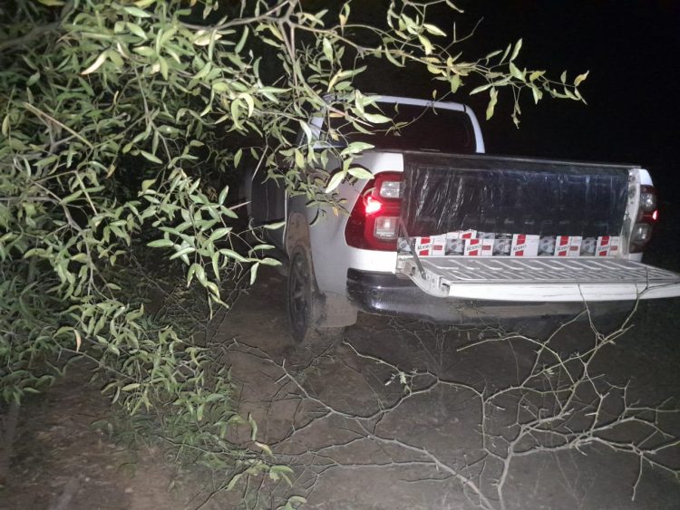 Llevaba contrabando por 50 millones, evadió control policial y escapó dejando una Toyota Hilux abandonada