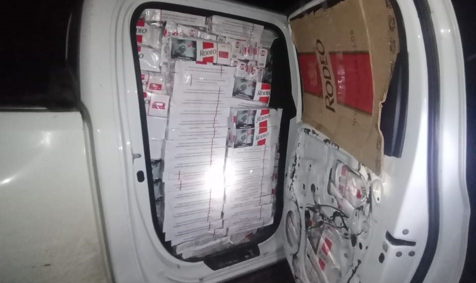 Llevaba contrabando por 50 millones, evadió control policial y escapó dejando una Toyota Hilux abandonada