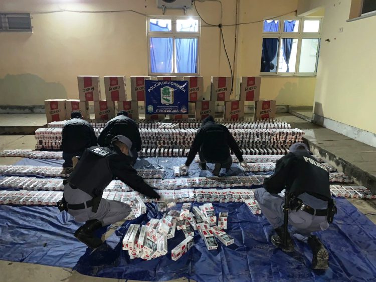 Llevaba contrabando por 50 millones, evadió control policial y escapó dejando una Toyota Hilux abandonada