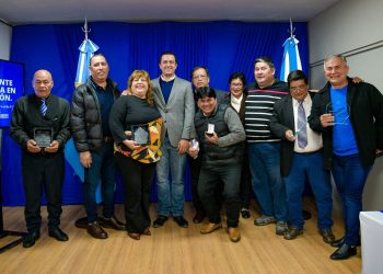 Solís reconoció la trayectoria de trabajadores de la Legislatura provincial