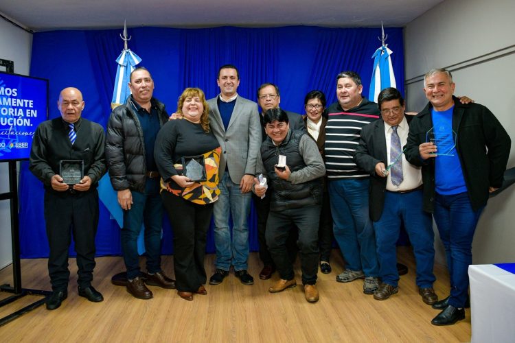 Solís reconoció la trayectoria de trabajadores de la Legislatura provincial