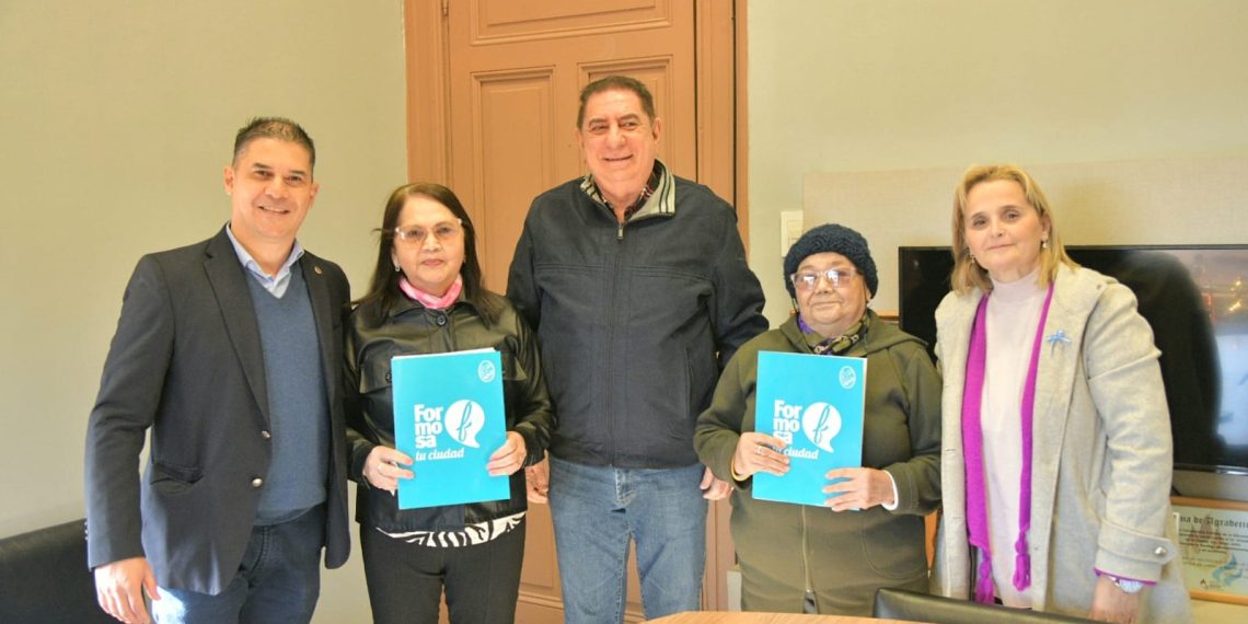 Vecinas del barrio Eva Perón recibieron escrituras de terrenos