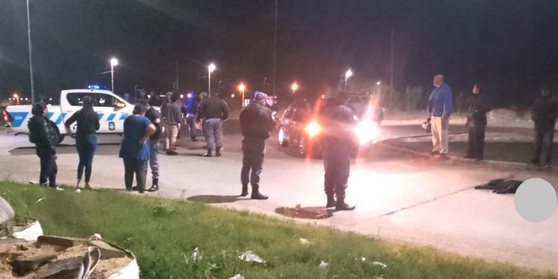 Un auto chocó a un perro en la calle y lo mató; los dueños del animal atacaron al conductor