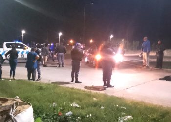 Un auto chocó a un perro en la calle y lo mató; los dueños del animal atacaron al conductor