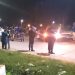 Un auto chocó a un perro en la calle y lo mató; los dueños del animal atacaron al conductor