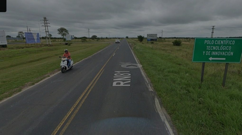 Un agente de policía se disparó un tiro mientras conducía, falleció y provocó accidente