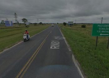 Un agente de policía se disparó un tiro mientras conducía, falleció y provocó accidente