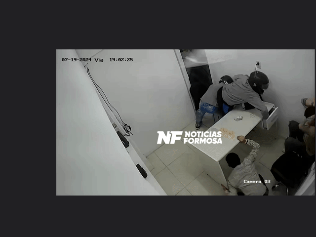 Asalto expres, en 40 segundos se llevaron cerca de 60 mil dólares de una casa de cambio (videos)