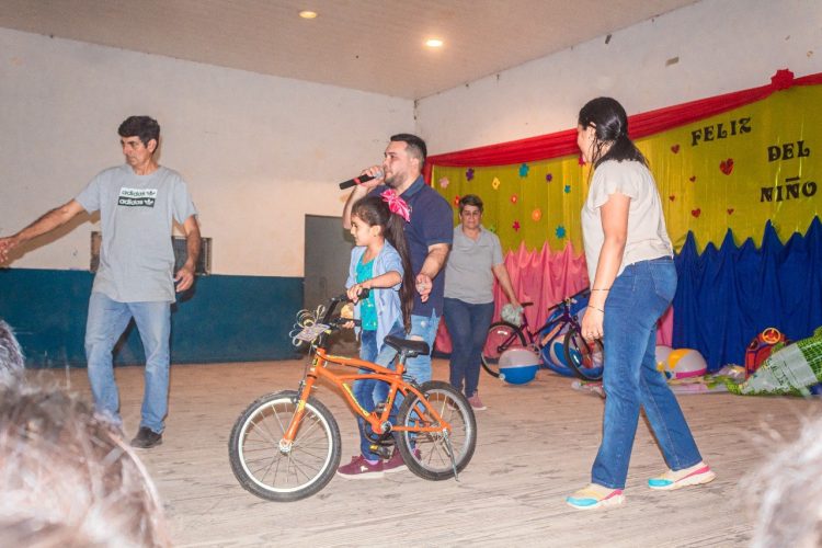 Colorida jornada de festejos para los niños en su día en Ingeniero Juárez