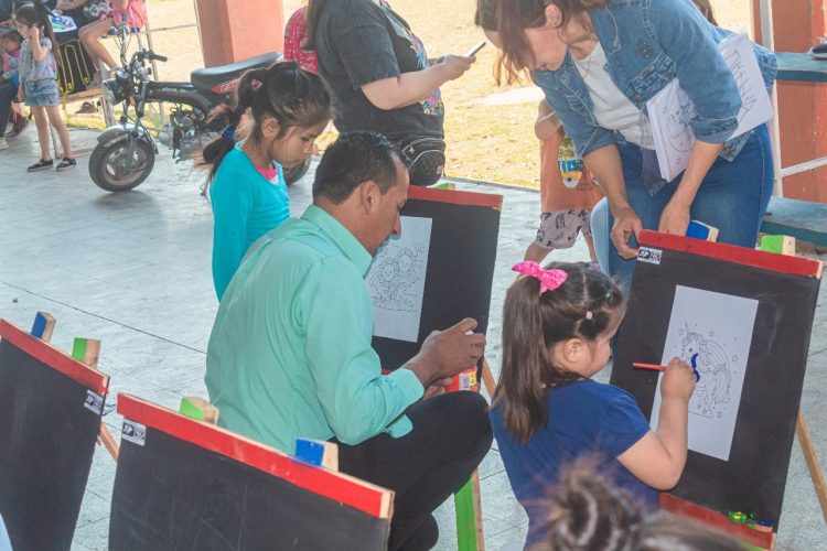 Colorida jornada de festejos para los niños en su día en Ingeniero Juárez
