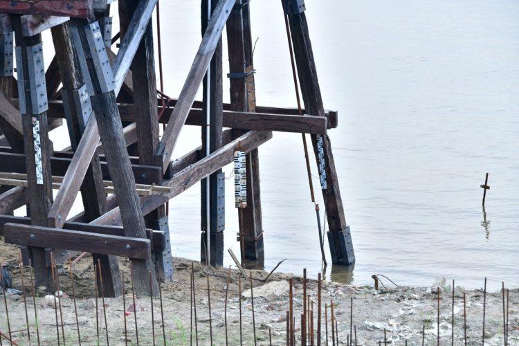 Por bajante del río Paraguay, colocan bomba auxiliar para toma de agua
