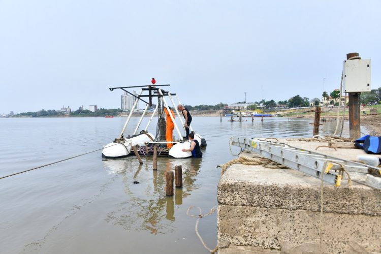 Por bajante del río Paraguay, colocan bomba auxiliar para toma de agua