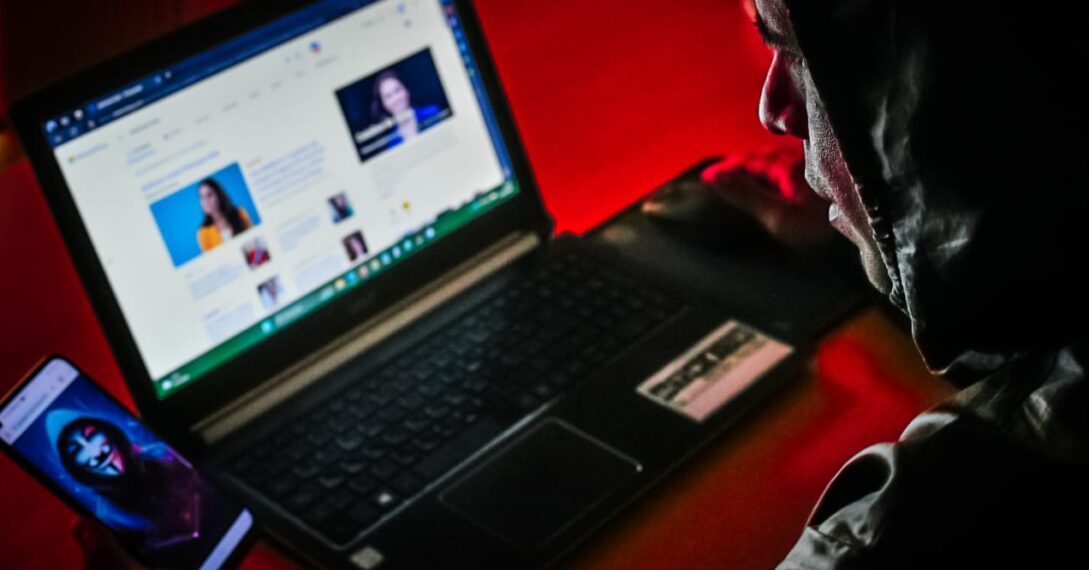 Tiene 19 años, se dedicaba a estafas virtuales. Lo detuvo la Policía