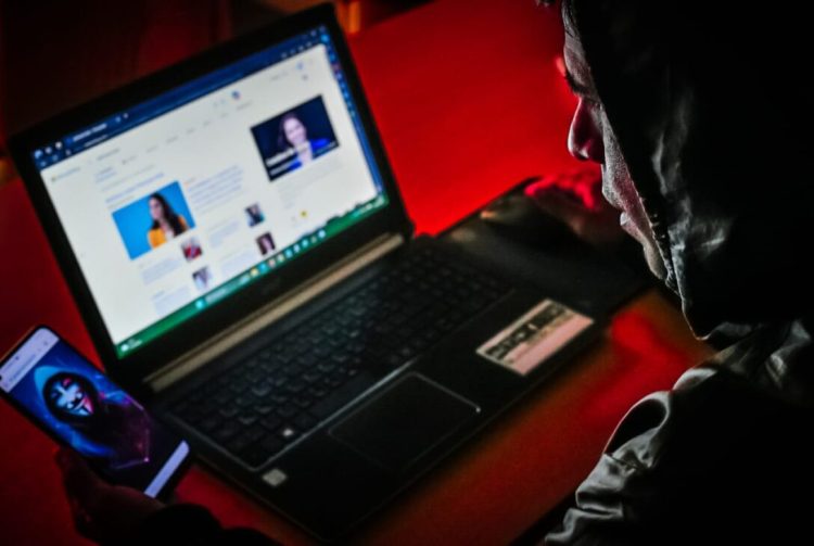 Tiene 19 años, se dedicaba a estafas virtuales. Lo detuvo la Policía