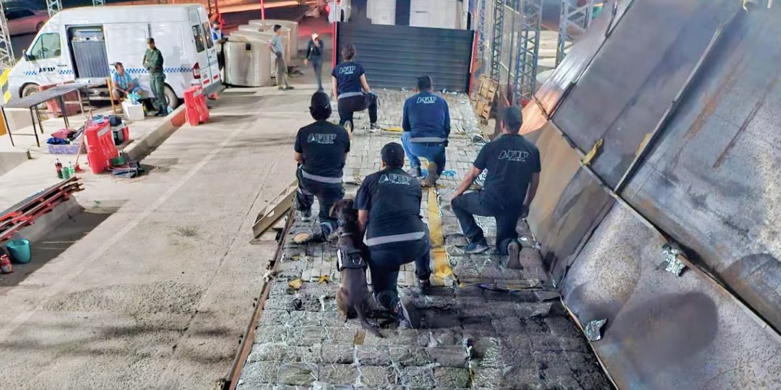 Quiso pasar 800 kilos de droga en medio del partido Argentina-Francia; “lo agarraron en off side” y quedó preso