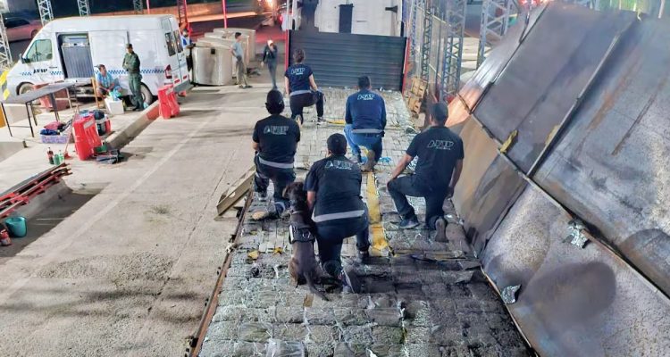 Quiso pasar 800 kilos de droga en medio del partido Argentina-Francia; “lo agarraron en off side” y quedó preso