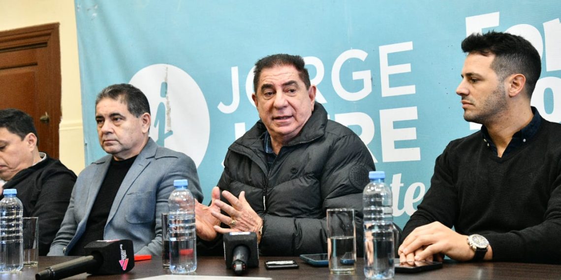 Jofré presentó una APP de taxis y remises para competir con UBER