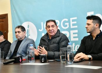 Jofré presentó una APP de taxis y remises para competir con UBER