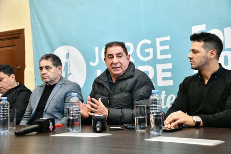 Jofré presentó una APP de taxis y remises para competir con UBER