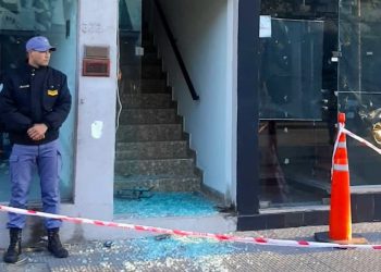 Rompieron una puerta de blindex y robaron dinero de un estudio de abogada de APDH