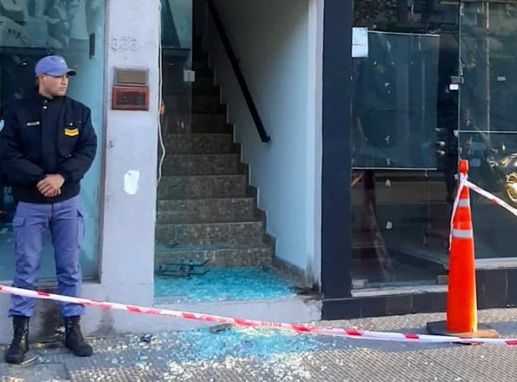 Rompieron una puerta de blindex y robaron dinero de un estudio de abogada de APDH