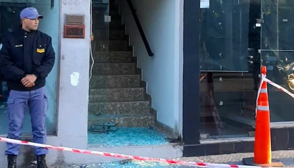 Rompieron una puerta de blindex y robaron dinero de un estudio de abogada de APDH