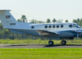 Amplio operativo policial en El Pucú; arriba avión de la Embajada de EEUU