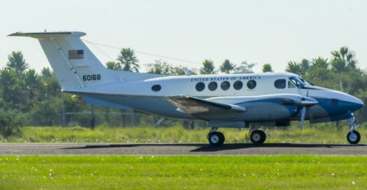 Amplio operativo policial en El Pucú; arriba avión de la Embajada de EEUU