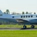Amplio operativo policial en El Pucú; arriba avión de la Embajada de EEUU