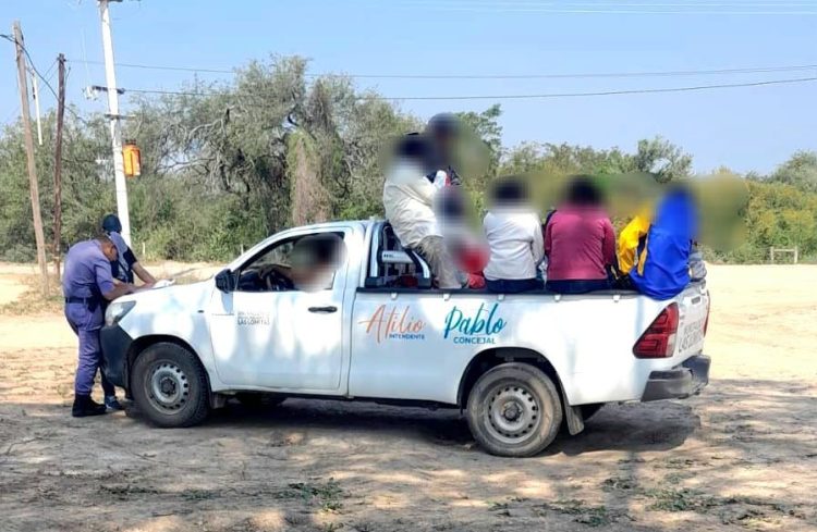 Secuestraron camioneta de la Municipalidad de Las Lomitas por llevar varias personas «en la caja» del vehículo