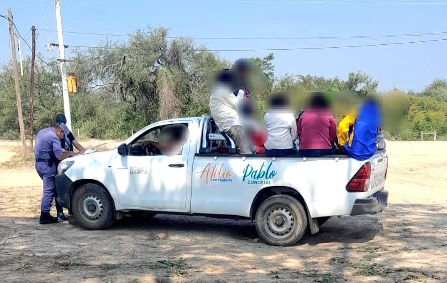 Secuestraron camioneta de la Municipalidad de Las Lomitas por llevar varias personas «en la caja» del vehículo