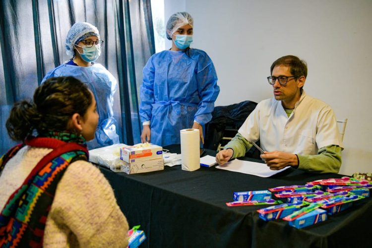 Unos 300 estudiantes universitarios formoseños en Corrientes y Chaco recibieron atención médica integral