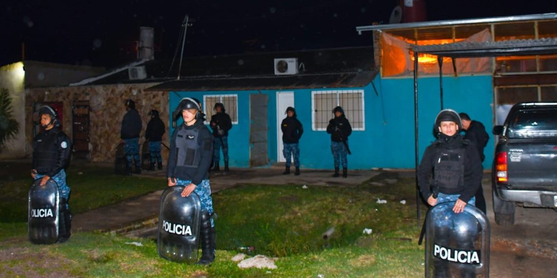 Suegro y yerno detenidos por vender droga al menudeo desde el barrio 20 de Julio