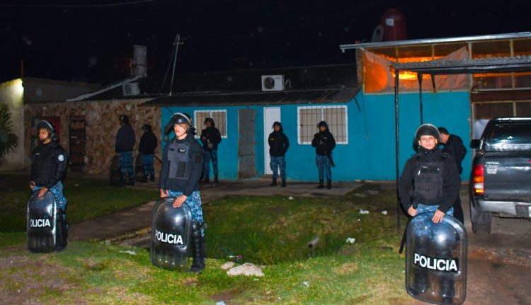 Suegro y yerno detenidos por vender droga al menudeo desde el barrio 20 de Julio