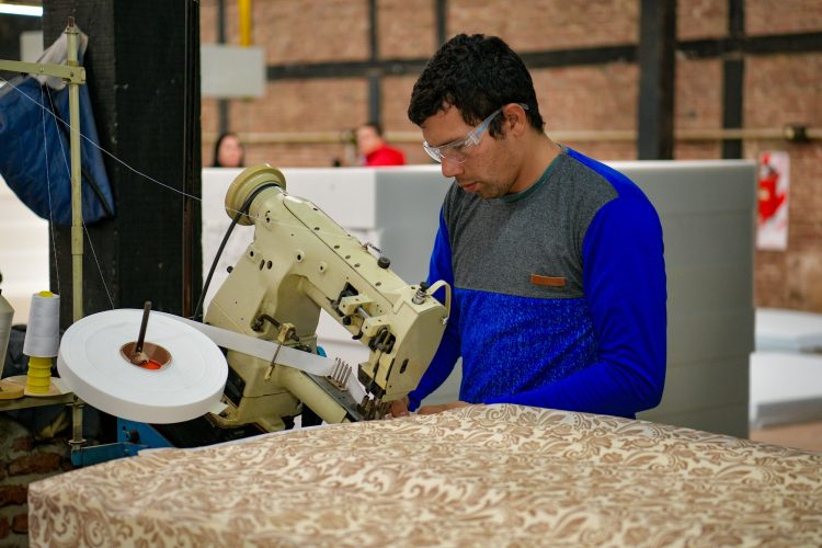 Eber Solís visitó la fábrica formoseña de colchones y sommiers