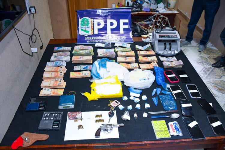 Suegro y yerno detenidos por vender droga al menudeo desde el barrio 20 de Julio