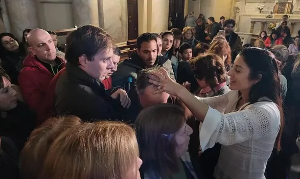 Leda presentará en Formosa “un recital católico cristiano con bendiciones. La imposición de manos dependerá de ella”