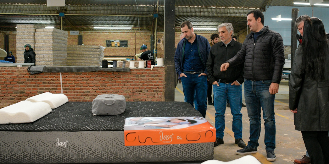 Eber Solís visitó la fábrica formoseña de colchones y sommiers
