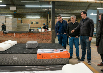 Eber Solís visitó la fábrica formoseña de colchones y sommiers