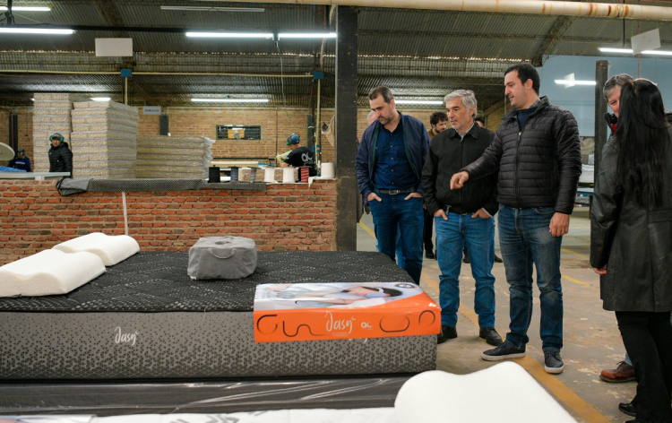 Eber Solís visitó la fábrica formoseña de colchones y sommiers
