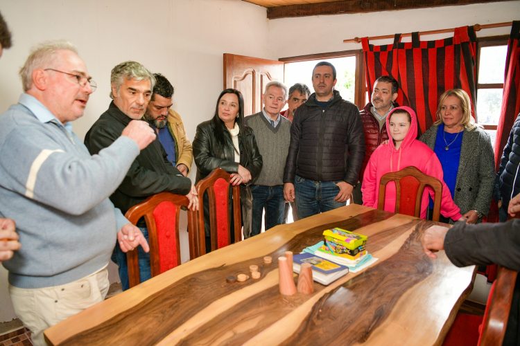 Eber Solís visitó la fábrica formoseña de colchones y sommiers