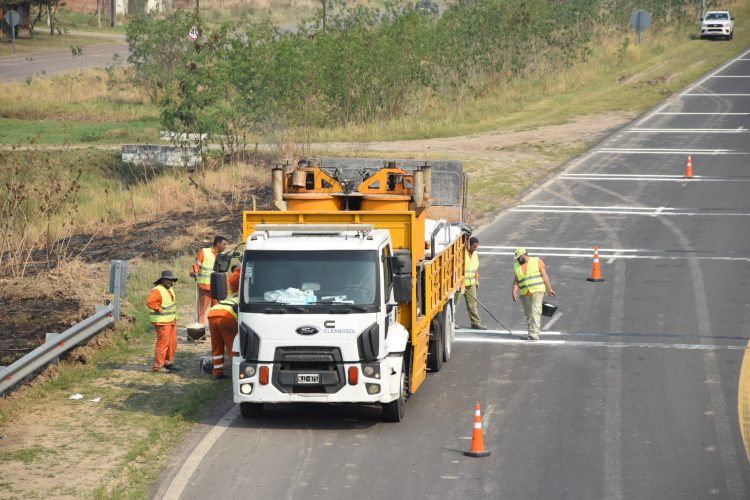 Vialidad Nacional realiza trabajos de demarcación y señalización en la autovía R11
