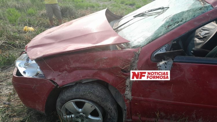 Al intentar esquivar una moto terminaron dando vuelcos en la ruta