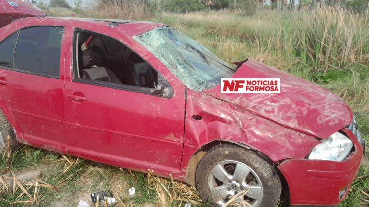 Al intentar esquivar una moto terminaron dando vuelcos en la ruta