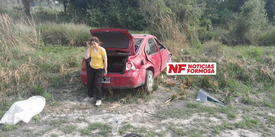 Al intentar esquivar una moto terminaron dando vuelcos en la ruta