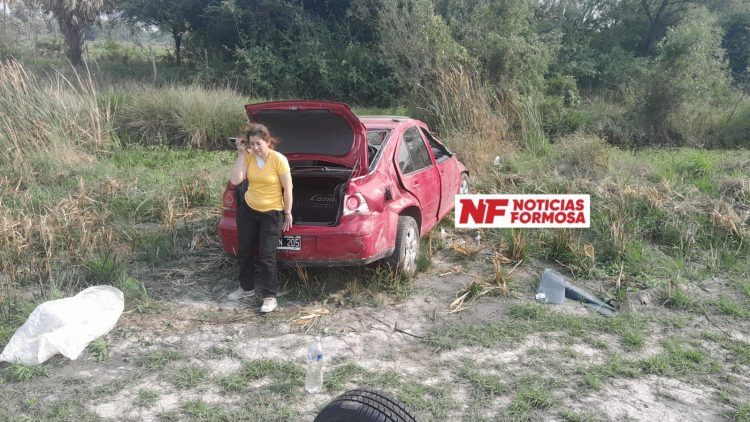 Al intentar esquivar una moto terminaron dando vuelcos en la ruta