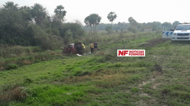 Al intentar esquivar una moto terminaron dando vuelcos en la ruta